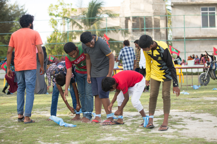 ފީއަލީ އީދު އުފާގެ ތެރެއިން، ހަވީރު ކުރިއަށް ދިޔަ ކުޅިވަރުގެ ހަރަކާތްތައް: މި ހަރަކާތުގައި ރަށުގެ ކުޑަ ކުދިންނާއި، ބޮޑެތި މީހުންނަށް އަމާޒުކޮށްގެން ތަފާތު އެކި ކުޅިވަރުތައް ކުރިއަށް ގެންދިޔަ --- ސަން ފޮޓޯ