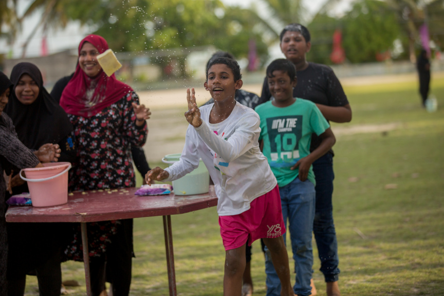 ފީއަލީ އީދު އުފާގެ ތެރެއިން، ހަވީރު ކުރިއަށް ދިޔަ ކުޅިވަރުގެ ހަރަކާތްތައް: މި ހަރަކާތުގައި ރަށުގެ ކުޑަ ކުދިންނާއި، ބޮޑެތި މީހުންނަށް އަމާޒުކޮށްގެން ތަފާތު އެކި ކުޅިވަރުތައް ކުރިއަށް ގެންދިޔަ --- ސަން ފޮޓޯ