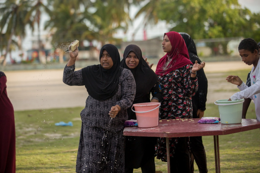 ފީއަލީ އީދު އުފާގެ ތެރެއިން، ހަވީރު ކުރިއަށް ދިޔަ ކުޅިވަރުގެ ހަރަކާތްތައް: މި ހަރަކާތުގައި ރަށުގެ ކުޑަ ކުދިންނާއި، ބޮޑެތި މީހުންނަށް އަމާޒުކޮށްގެން ތަފާތު އެކި ކުޅިވަރުތައް ކުރިއަށް ގެންދިޔަ --- ސަން ފޮޓޯ