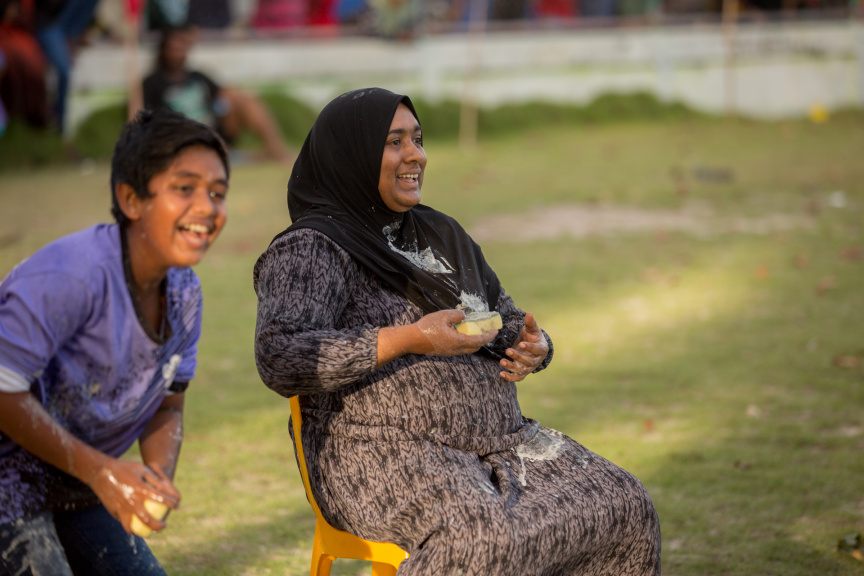 ފީއަލީ އީދު އުފާގެ ތެރެއިން، ހަވީރު ކުރިއަށް ދިޔަ ކުޅިވަރުގެ ހަރަކާތްތައް: މި ހަރަކާތުގައި ރަށުގެ ކުޑަ ކުދިންނާއި، ބޮޑެތި މީހުންނަށް އަމާޒުކޮށްގެން ތަފާތު އެކި ކުޅިވަރުތައް ކުރިއަށް ގެންދިޔަ --- ސަން ފޮޓޯ