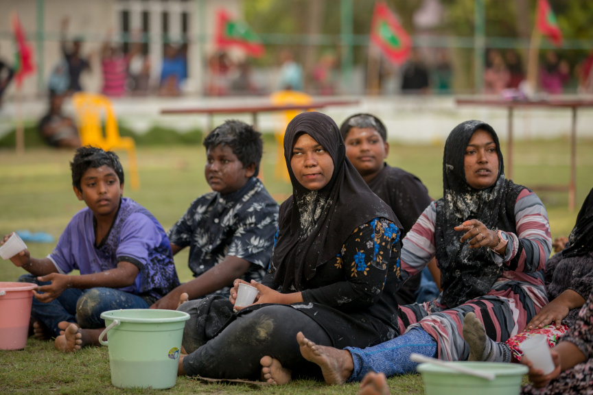 ފީއަލީ އީދު އުފާގެ ތެރެއިން، ހަވީރު ކުރިއަށް ދިޔަ ކުޅިވަރުގެ ހަރަކާތްތައް: މި ހަރަކާތުގައި ރަށުގެ ކުޑަ ކުދިންނާއި، ބޮޑެތި މީހުންނަށް އަމާޒުކޮށްގެން ތަފާތު އެކި ކުޅިވަރުތައް ކުރިއަށް ގެންދިޔަ --- ސަން ފޮޓޯ