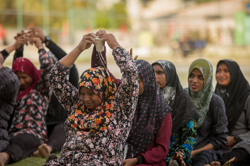 ފީއަލީ އީދު އުފާގެ ތެރެއިން، ހަވީރު ކުރިއަށް ދިޔަ ކުޅިވަރުގެ ހަރަކާތްތައް: މި ހަރަކާތުގައި ރަށުގެ ކުޑަ ކުދިންނާއި، ބޮޑެތި މީހުންނަށް އަމާޒުކޮށްގެން ތަފާތު އެކި ކުޅިވަރުތައް ކުރިއަށް ގެންދިޔަ --- ސަން ފޮޓޯ