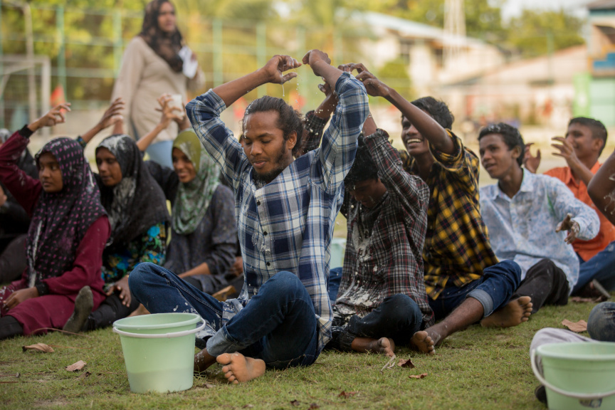 ފީއަލީ އީދު އުފާގެ ތެރެއިން، ހަވީރު ކުރިއަށް ދިޔަ ކުޅިވަރުގެ ހަރަކާތްތައް: މި ހަރަކާތުގައި ރަށުގެ ކުޑަ ކުދިންނާއި، ބޮޑެތި މީހުންނަށް އަމާޒުކޮށްގެން ތަފާތު އެކި ކުޅިވަރުތައް ކުރިއަށް ގެންދިޔަ --- ސަން ފޮޓޯ