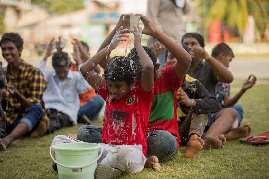 ފީއަލީ އީދު އުފާގެ ތެރެއިން، ހަވީރު ކުރިއަށް ދިޔަ ކުޅިވަރުގެ ހަރަކާތްތައް: މި ހަރަކާތުގައި ރަށުގެ ކުޑަ ކުދިންނާއި، ބޮޑެތި މީހުންނަށް އަމާޒުކޮށްގެން ތަފާތު އެކި ކުޅިވަރުތައް ކުރިއަށް ގެންދިޔަ --- ސަން ފޮޓޯ