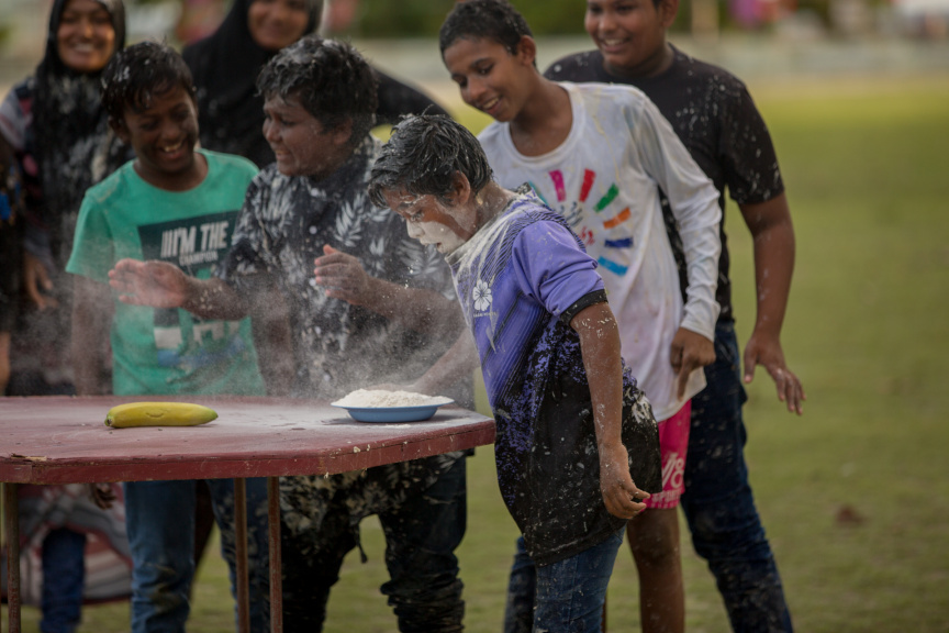 ފީއަލީ އީދު އުފާގެ ތެރެއިން، ހަވީރު ކުރިއަށް ދިޔަ ކުޅިވަރުގެ ހަރަކާތްތައް: މި ހަރަކާތުގައި ރަށުގެ ކުޑަ ކުދިންނާއި، ބޮޑެތި މީހުންނަށް އަމާޒުކޮށްގެން ތަފާތު އެކި ކުޅިވަރުތައް ކުރިއަށް ގެންދިޔަ --- ސަން ފޮޓޯ