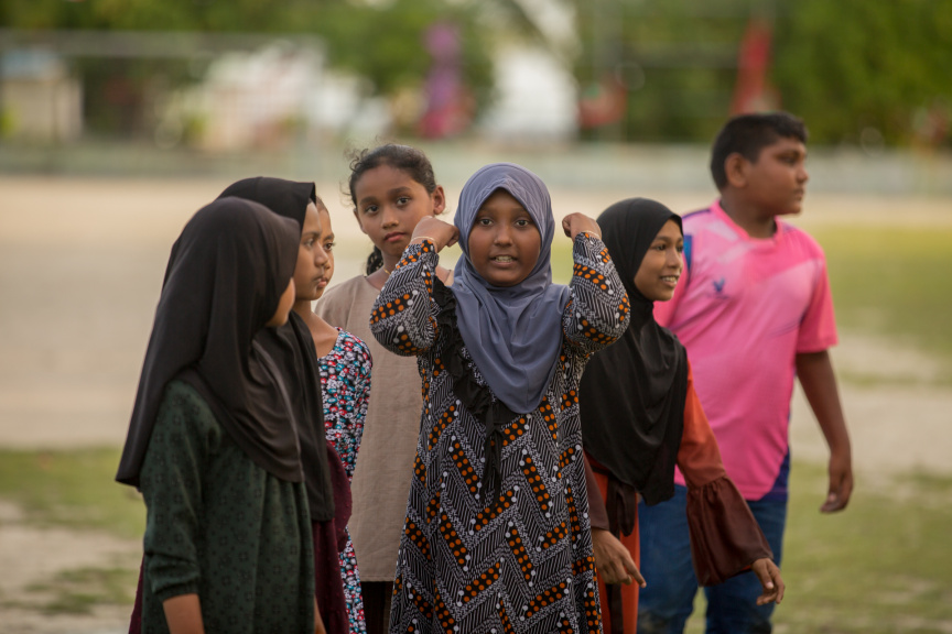 ފީއަލީ އީދު އުފާގެ ތެރެއިން، ހަވީރު ކުރިއަށް ދިޔަ ކުޅިވަރުގެ ހަރަކާތްތައް: މި ހަރަކާތުގައި ރަށުގެ ކުޑަ ކުދިންނާއި، ބޮޑެތި މީހުންނަށް އަމާޒުކޮށްގެން ތަފާތު އެކި ކުޅިވަރުތައް ކުރިއަށް ގެންދިޔަ --- ސަން ފޮޓޯ