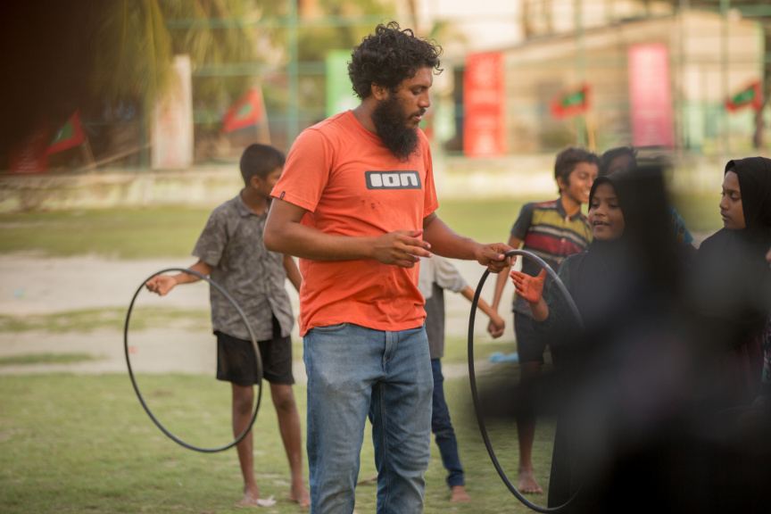 ފީއަލީ އީދު އުފާގެ ތެރެއިން، ހަވީރު ކުރިއަށް ދިޔަ ކުޅިވަރުގެ ހަރަކާތްތައް: މި ހަރަކާތުގައި ރަށުގެ ކުޑަ ކުދިންނާއި، ބޮޑެތި މީހުންނަށް އަމާޒުކޮށްގެން ތަފާތު އެކި ކުޅިވަރުތައް ކުރިއަށް ގެންދިޔަ --- ސަން ފޮޓޯ