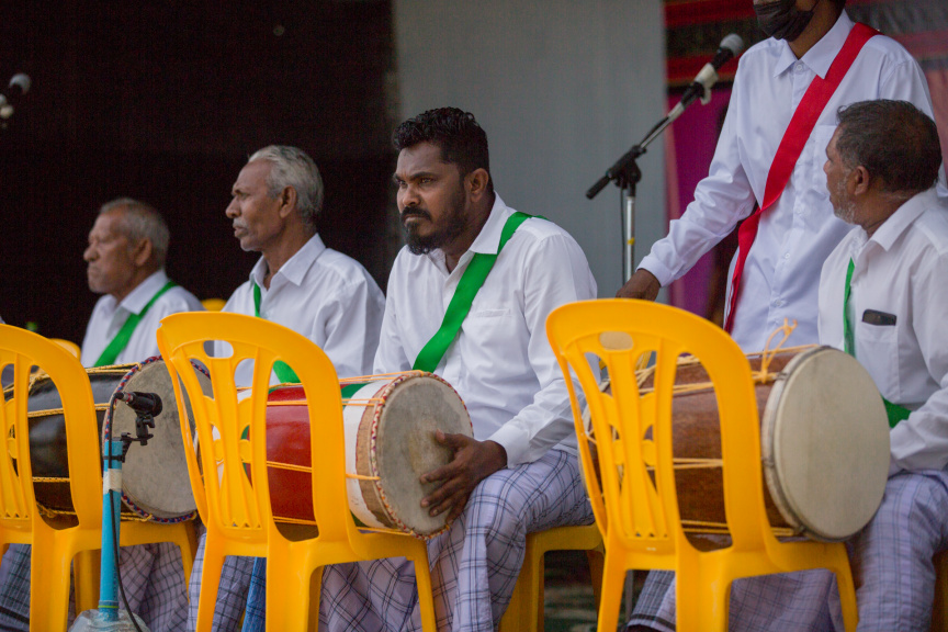 ފީއަލީ އީދު އުފާގެ ތެރެއިން، ދަފި ނެގުން: މި ހަރަކާތުގައި އަންހެނުން އަދި ފިރިހެނުންގެ ދަފި ނެގުން ކުރިއަށް ގެންދިޔަ --- ސަން ފޮޓޯ