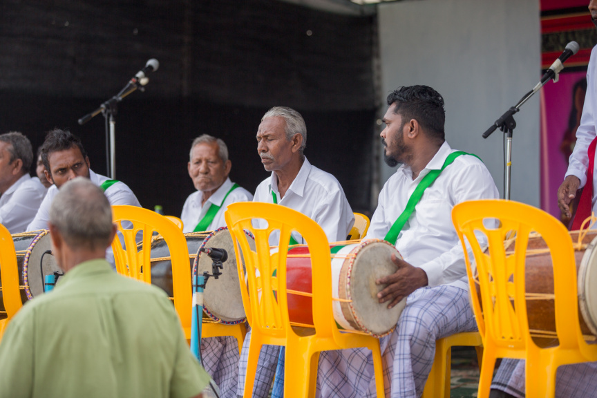 ފީއަލީ އީދު އުފާގެ ތެރެއިން، ދަފި ނެގުން: މި ހަރަކާތުގައި އަންހެނުން އަދި ފިރިހެނުންގެ ދަފި ނެގުން ކުރިއަށް ގެންދިޔަ --- ސަން ފޮޓޯ