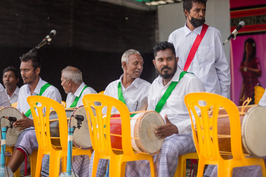 ފީއަލީ އީދު އުފާގެ ތެރެއިން، ދަފި ނެގުން: މި ހަރަކާތުގައި އަންހެނުން އަދި ފިރިހެނުންގެ ދަފި ނެގުން ކުރިއަށް ގެންދިޔަ --- ސަން ފޮޓޯ