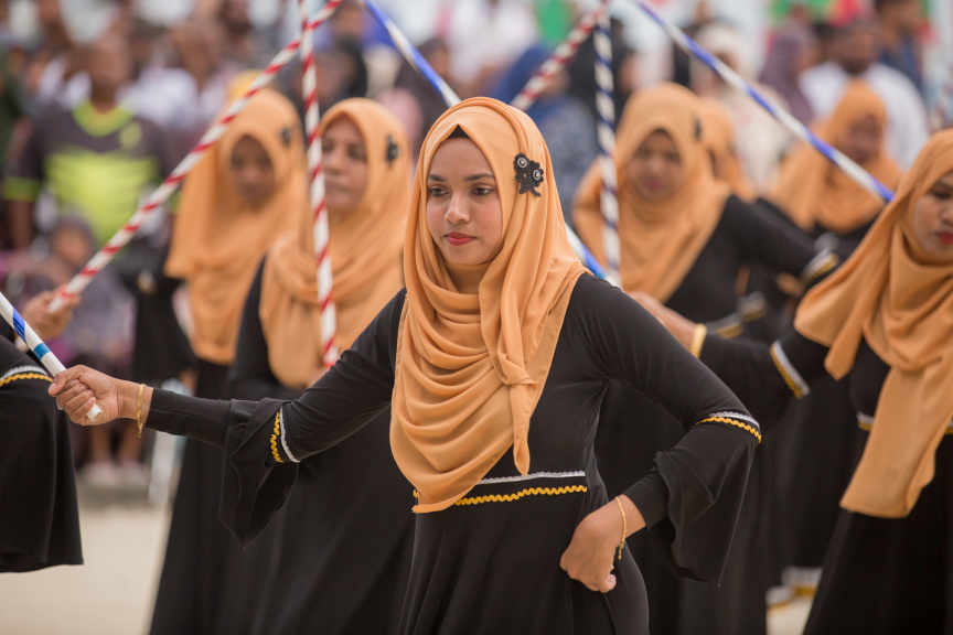 ފީއަލީ އީދު އުފާގެ ތެރެއިން، ދަފި ނެގުން: މި ހަރަކާތުގައި އަންހެނުން އަދި ފިރިހެނުންގެ ދަފި ނެގުން ކުރިއަށް ގެންދިޔަ --- ސަން ފޮޓޯ