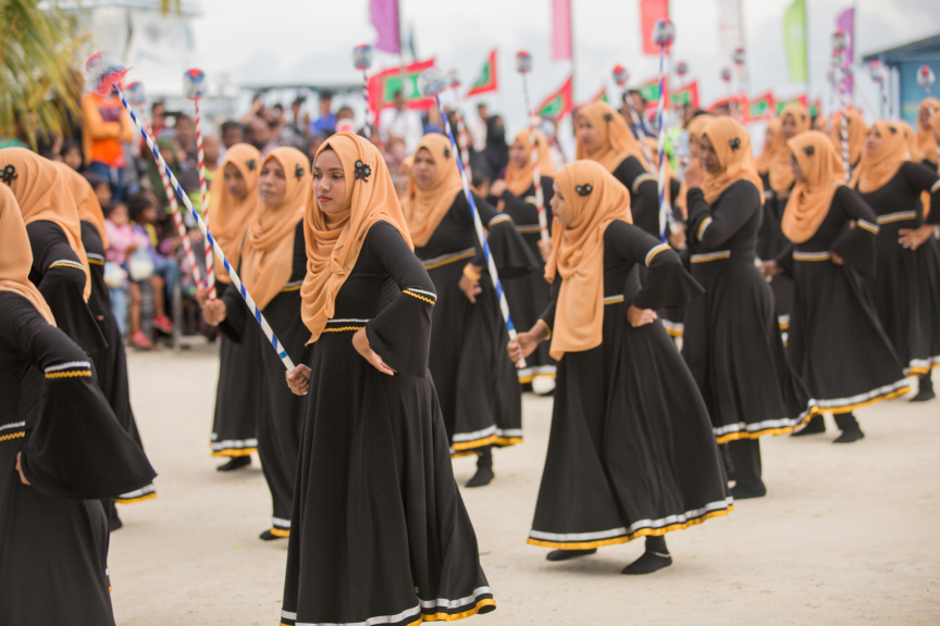 ފީއަލީ އީދު އުފާގެ ތެރެއިން، ދަފި ނެގުން: މި ހަރަކާތުގައި އަންހެނުން އަދި ފިރިހެނުންގެ ދަފި ނެގުން ކުރިއަށް ގެންދިޔަ --- ސަން ފޮޓޯ