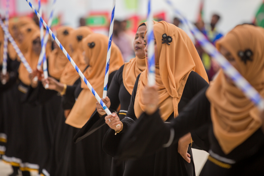 ފީއަލީ އީދު އުފާގެ ތެރެއިން، ދަފި ނެގުން: މި ހަރަކާތުގައި އަންހެނުން އަދި ފިރިހެނުންގެ ދަފި ނެގުން ކުރިއަށް ގެންދިޔަ --- ސަން ފޮޓޯ