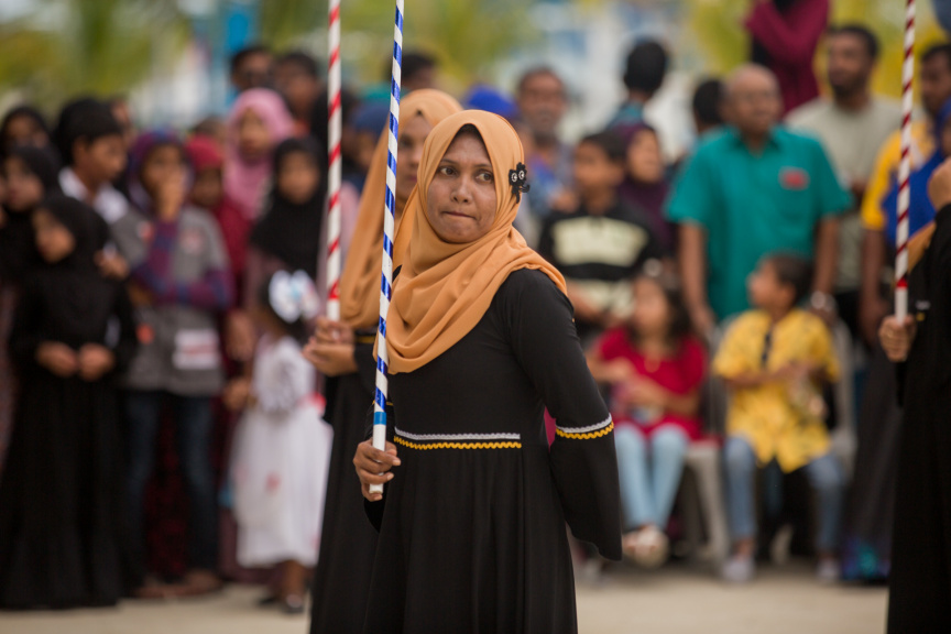ފީއަލީ އީދު އުފާގެ ތެރެއިން، ދަފި ނެގުން: މި ހަރަކާތުގައި އަންހެނުން އަދި ފިރިހެނުންގެ ދަފި ނެގުން ކުރިއަށް ގެންދިޔަ --- ސަން ފޮޓޯ