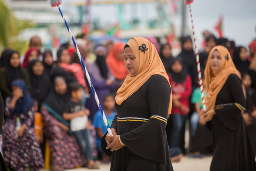 ފީއަލީ އީދު އުފާގެ ތެރެއިން، ދަފި ނެގުން: މި ހަރަކާތުގައި އަންހެނުން އަދި ފިރިހެނުންގެ ދަފި ނެގުން ކުރިއަށް ގެންދިޔަ --- ސަން ފޮޓޯ