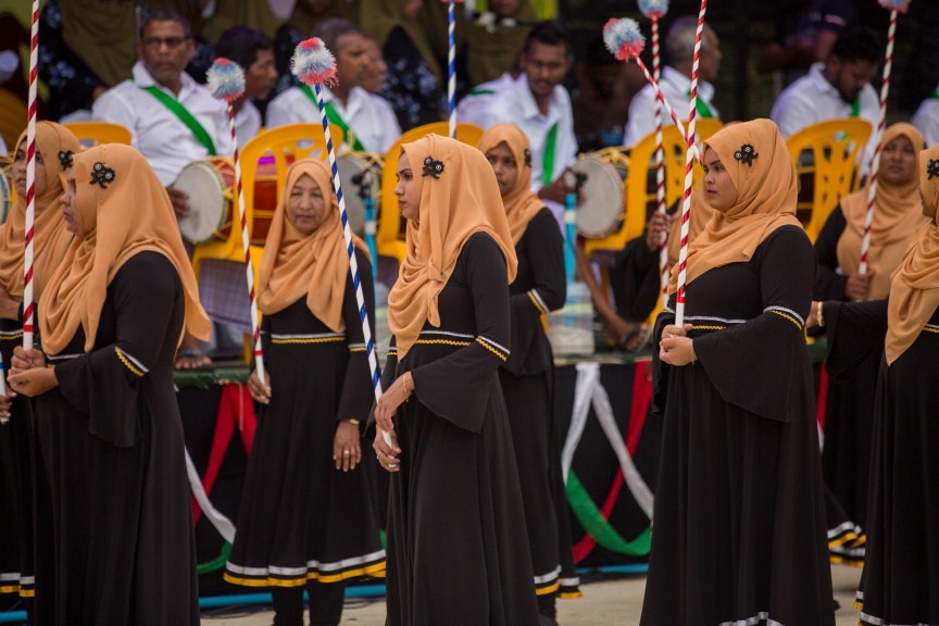 ފީއަލީ އީދު އުފާގެ ތެރެއިން، ދަފި ނެގުން: މި ހަރަކާތުގައި އަންހެނުން އަދި ފިރިހެނުންގެ ދަފި ނެގުން ކުރިއަށް ގެންދިޔަ --- ސަން ފޮޓޯ