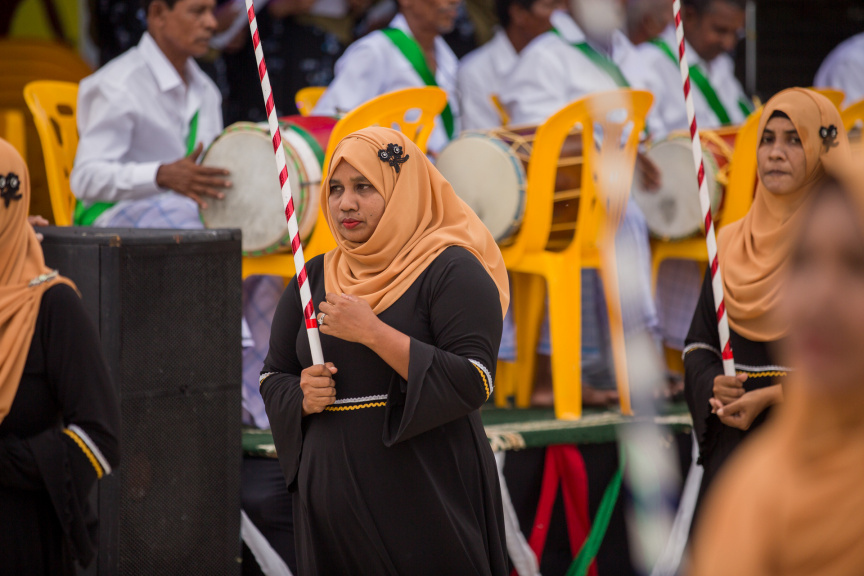 ފީއަލީ އީދު އުފާގެ ތެރެއިން، ދަފި ނެގުން: މި ހަރަކާތުގައި އަންހެނުން އަދި ފިރިހެނުންގެ ދަފި ނެގުން ކުރިއަށް ގެންދިޔަ --- ސަން ފޮޓޯ