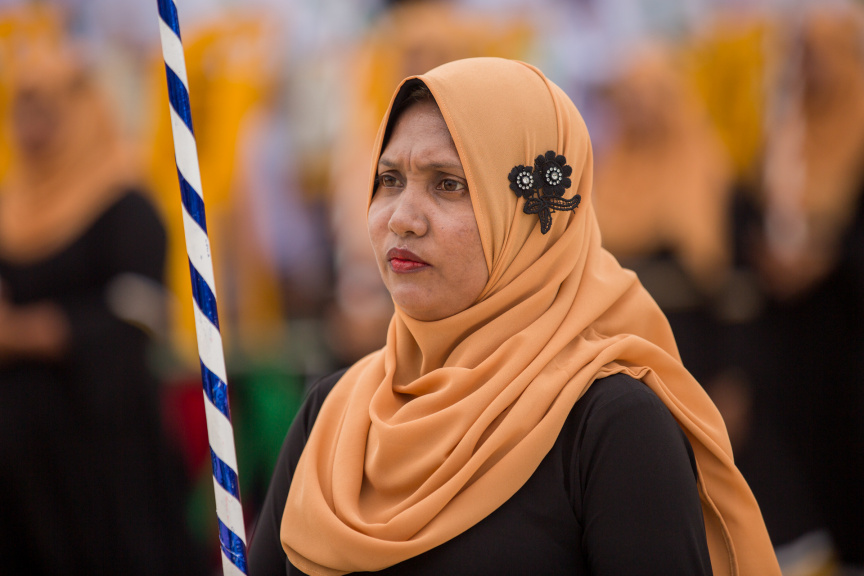 ފީއަލީ އީދު އުފާގެ ތެރެއިން، ދަފި ނެގުން: މި ހަރަކާތުގައި އަންހެނުން އަދި ފިރިހެނުންގެ ދަފި ނެގުން ކުރިއަށް ގެންދިޔަ --- ސަން ފޮޓޯ