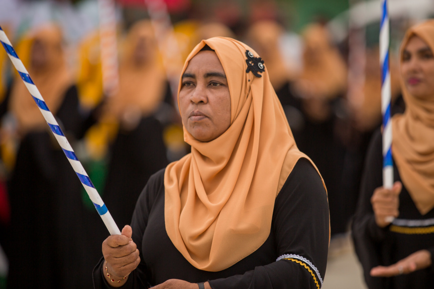 ފީއަލީ އީދު އުފާގެ ތެރެއިން، ދަފި ނެގުން: މި ހަރަކާތުގައި އަންހެނުން އަދި ފިރިހެނުންގެ ދަފި ނެގުން ކުރިއަށް ގެންދިޔަ --- ސަން ފޮޓޯ