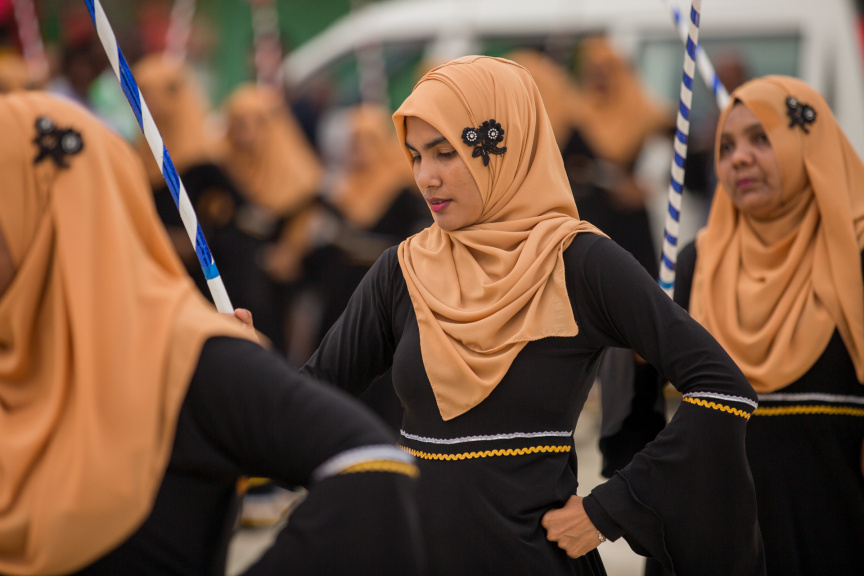 ފީއަލީ އީދު އުފާގެ ތެރެއިން، ދަފި ނެގުން: މި ހަރަކާތުގައި އަންހެނުން އަދި ފިރިހެނުންގެ ދަފި ނެގުން ކުރިއަށް ގެންދިޔަ --- ސަން ފޮޓޯ