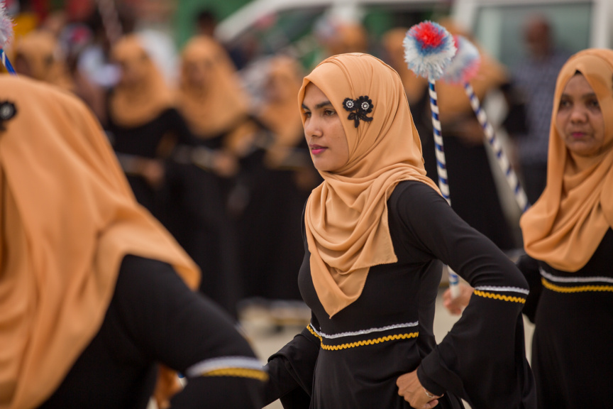 ފީއަލީ އީދު އުފާގެ ތެރެއިން، ދަފި ނެގުން: މި ހަރަކާތުގައި އަންހެނުން އަދި ފިރިހެނުންގެ ދަފި ނެގުން ކުރިއަށް ގެންދިޔަ --- ސަން ފޮޓޯ