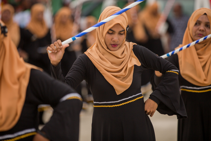 ފީއަލީ އީދު އުފާގެ ތެރެއިން، ދަފި ނެގުން: މި ހަރަކާތުގައި އަންހެނުން އަދި ފިރިހެނުންގެ ދަފި ނެގުން ކުރިއަށް ގެންދިޔަ --- ސަން ފޮޓޯ