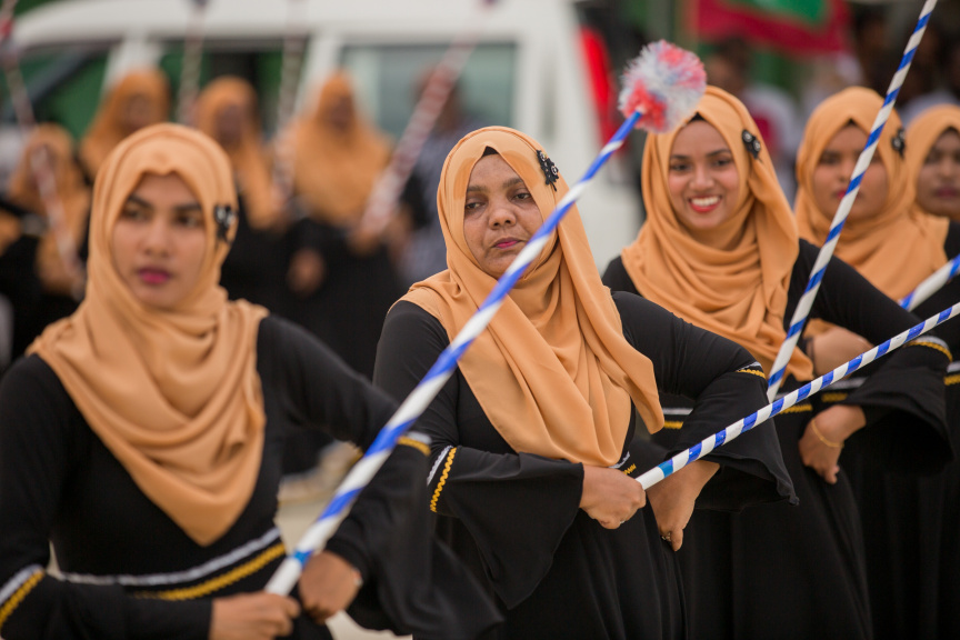 ފީއަލީ އީދު އުފާގެ ތެރެއިން، ދަފި ނެގުން: މި ހަރަކާތުގައި އަންހެނުން އަދި ފިރިހެނުންގެ ދަފި ނެގުން ކުރިއަށް ގެންދިޔަ --- ސަން ފޮޓޯ