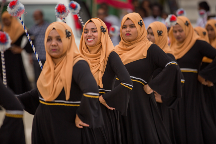 ފީއަލީ އީދު އުފާގެ ތެރެއިން، ދަފި ނެގުން: މި ހަރަކާތުގައި އަންހެނުން އަދި ފިރިހެނުންގެ ދަފި ނެގުން ކުރިއަށް ގެންދިޔަ --- ސަން ފޮޓޯ