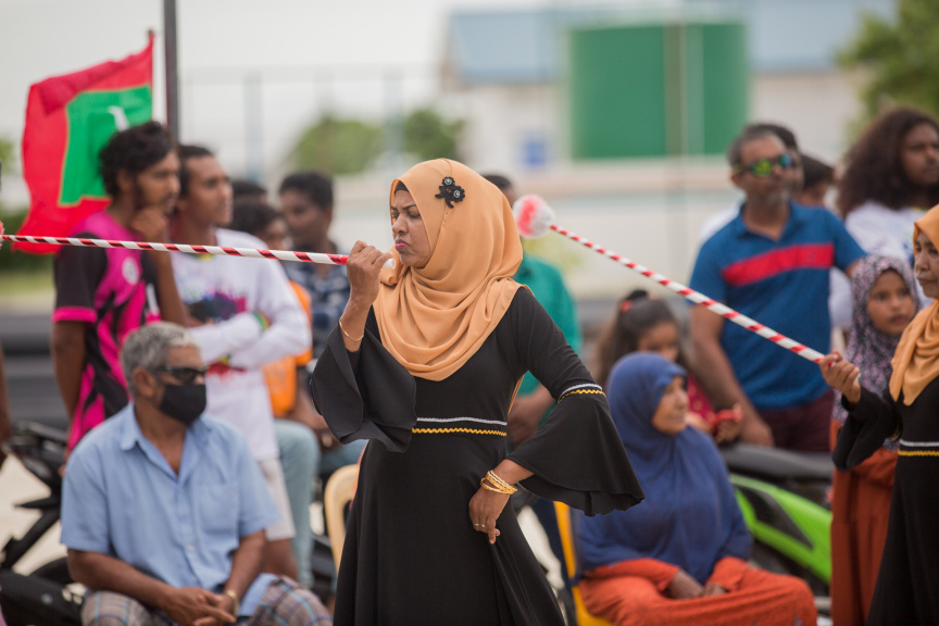 ފީއަލީ އީދު އުފާގެ ތެރެއިން، ދަފި ނެގުން: މި ހަރަކާތުގައި އަންހެނުން އަދި ފިރިހެނުންގެ ދަފި ނެގުން ކުރިއަށް ގެންދިޔަ --- ސަން ފޮޓޯ