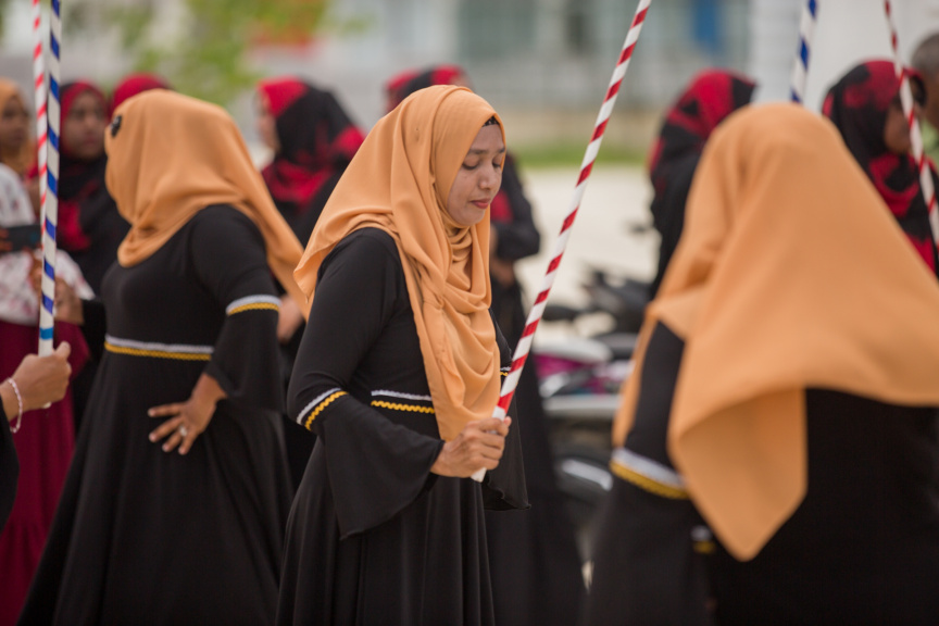 ފީއަލީ އީދު އުފާގެ ތެރެއިން، ދަފި ނެގުން: މި ހަރަކާތުގައި އަންހެނުން އަދި ފިރިހެނުންގެ ދަފި ނެގުން ކުރިއަށް ގެންދިޔަ --- ސަން ފޮޓޯ