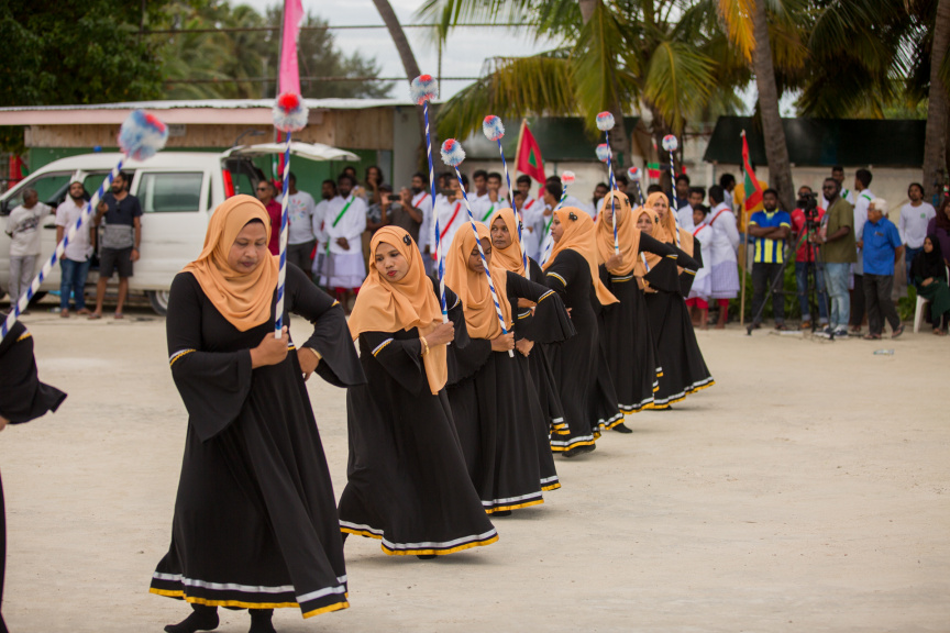 ފީއަލީ އީދު އުފާގެ ތެރެއިން، ދަފި ނެގުން: މި ހަރަކާތުގައި އަންހެނުން އަދި ފިރިހެނުންގެ ދަފި ނެގުން ކުރިއަށް ގެންދިޔަ --- ސަން ފޮޓޯ
