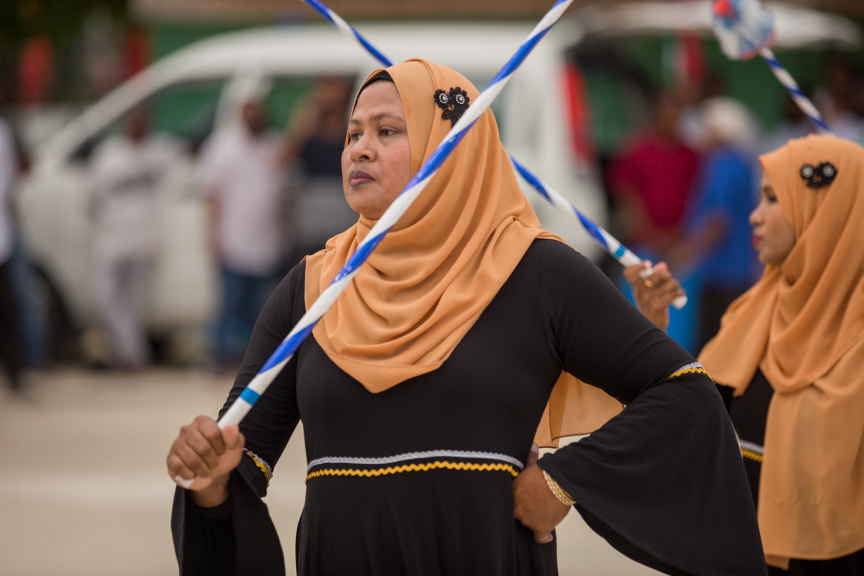 ފީއަލީ އީދު އުފާގެ ތެރެއިން، ދަފި ނެގުން: މި ހަރަކާތުގައި އަންހެނުން އަދި ފިރިހެނުންގެ ދަފި ނެގުން ކުރިއަށް ގެންދިޔަ --- ސަން ފޮޓޯ