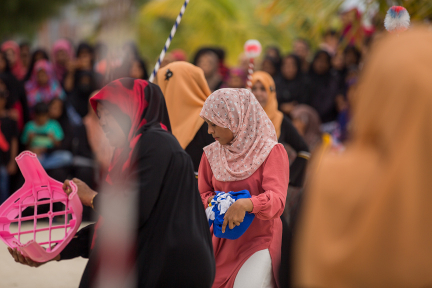 ފީއަލީ އީދު އުފާގެ ތެރެއިން، ދަފި ނެގުން: މި ހަރަކާތުގައި އަންހެނުން އަދި ފިރިހެނުންގެ ދަފި ނެގުން ކުރިއަށް ގެންދިޔަ --- ސަން ފޮޓޯ