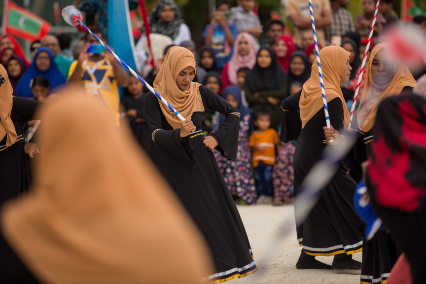 ފީއަލީ އީދު އުފާގެ ތެރެއިން، ދަފި ނެގުން: މި ހަރަކާތުގައި އަންހެނުން އަދި ފިރިހެނުންގެ ދަފި ނެގުން ކުރިއަށް ގެންދިޔަ --- ސަން ފޮޓޯ