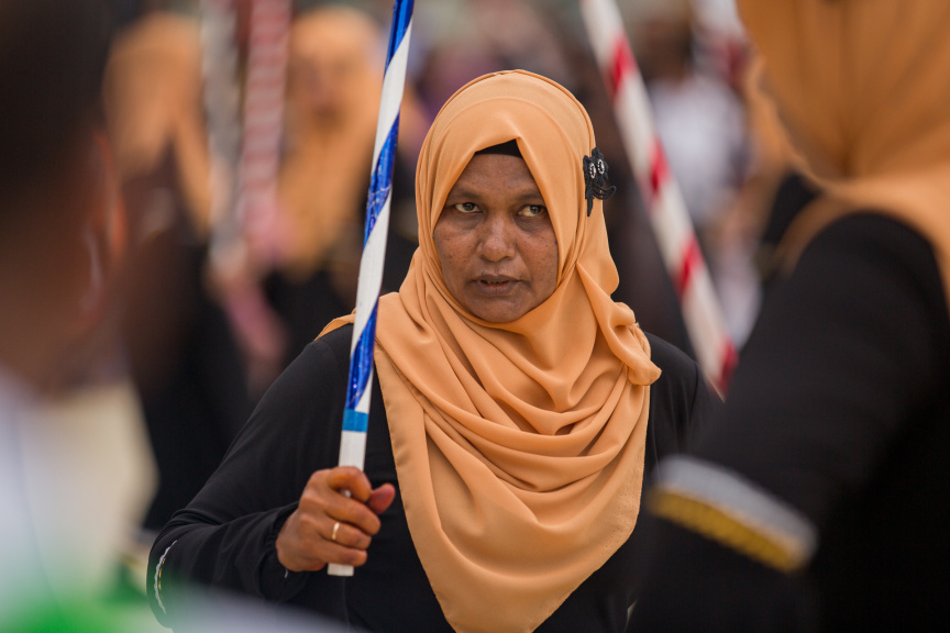 ފީއަލީ އީދު އުފާގެ ތެރެއިން، ދަފި ނެގުން: މި ހަރަކާތުގައި އަންހެނުން އަދި ފިރިހެނުންގެ ދަފި ނެގުން ކުރިއަށް ގެންދިޔަ --- ސަން ފޮޓޯ