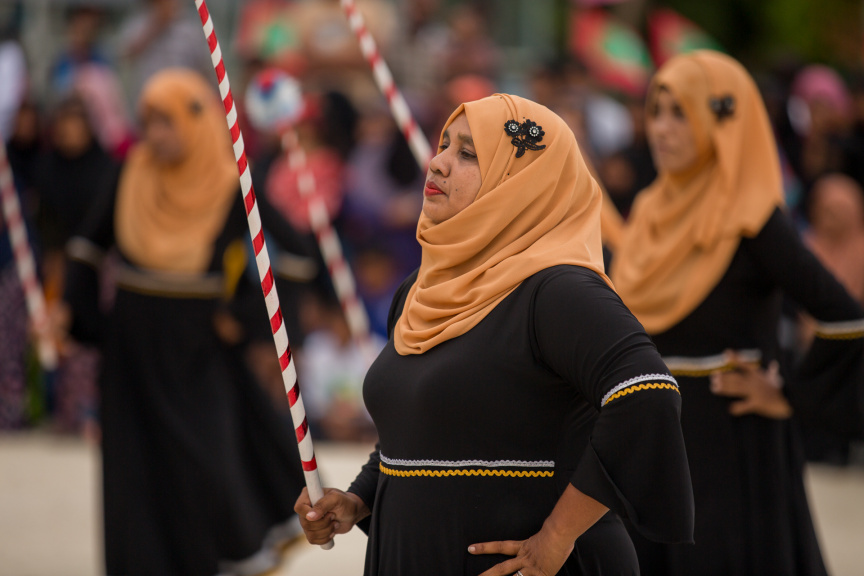ފީއަލީ އީދު އުފާގެ ތެރެއިން، ދަފި ނެގުން: މި ހަރަކާތުގައި އަންހެނުން އަދި ފިރިހެނުންގެ ދަފި ނެގުން ކުރިއަށް ގެންދިޔަ --- ސަން ފޮޓޯ