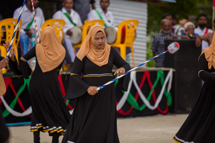 ފީއަލީ އީދު އުފާގެ ތެރެއިން، ދަފި ނެގުން: މި ހަރަކާތުގައި އަންހެނުން އަދި ފިރިހެނުންގެ ދަފި ނެގުން ކުރިއަށް ގެންދިޔަ --- ސަން ފޮޓޯ