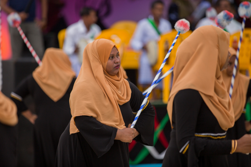 ފީއަލީ އީދު އުފާގެ ތެރެއިން، ދަފި ނެގުން: މި ހަރަކާތުގައި އަންހެނުން އަދި ފިރިހެނުންގެ ދަފި ނެގުން ކުރިއަށް ގެންދިޔަ --- ސަން ފޮޓޯ
