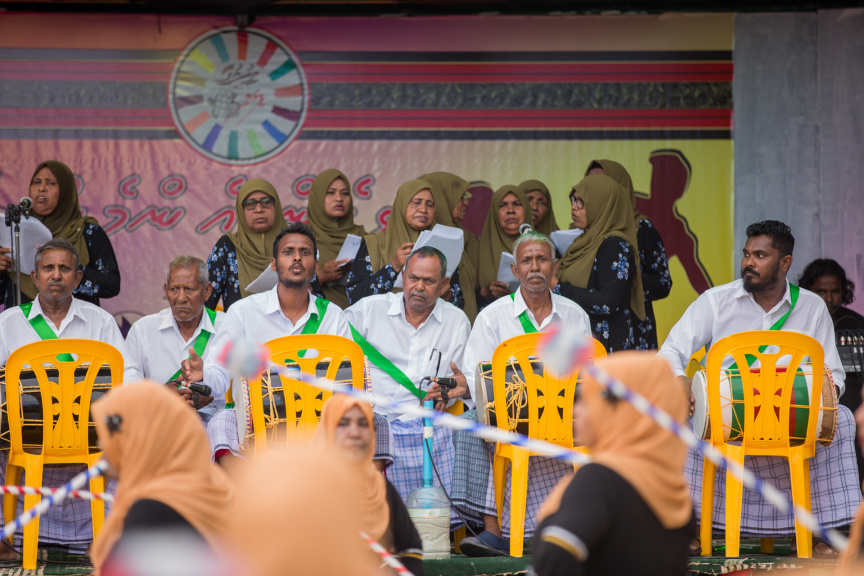 ފީއަލީ އީދު އުފާގެ ތެރެއިން، ދަފި ނެގުން: މި ހަރަކާތުގައި އަންހެނުން އަދި ފިރިހެނުންގެ ދަފި ނެގުން ކުރިއަށް ގެންދިޔަ --- ސަން ފޮޓޯ