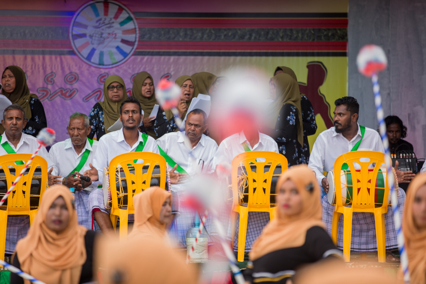 ފީއަލީ އީދު އުފާގެ ތެރެއިން، ދަފި ނެގުން: މި ހަރަކާތުގައި އަންހެނުން އަދި ފިރިހެނުންގެ ދަފި ނެގުން ކުރިއަށް ގެންދިޔަ --- ސަން ފޮޓޯ