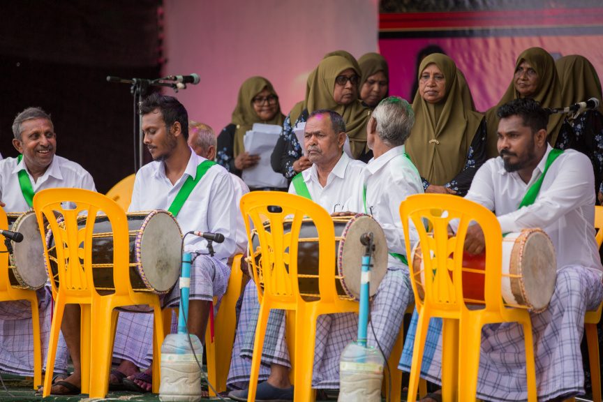 ފީއަލީ އީދު އުފާގެ ތެރެއިން، ދަފި ނެގުން: މި ހަރަކާތުގައި އަންހެނުން އަދި ފިރިހެނުންގެ ދަފި ނެގުން ކުރިއަށް ގެންދިޔަ --- ސަން ފޮޓޯފީއަލީ އީދު އުފާގެ ތެރެއިން، ދަފި ނެގުން: މި ހަރަކާތުގައި އަންހެނުން އަދި ފިރިހެނުންގެ ދަފި ނެގުން ކުރިއަށް ގެންދިޔަ --- ސަން ފޮޓޯ