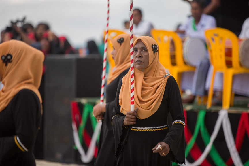 ފީއަލީ އީދު އުފާގެ ތެރެއިން، ދަފި ނެގުން: މި ހަރަކާތުގައި އަންހެނުން އަދި ފިރިހެނުންގެ ދަފި ނެގުން ކުރިއަށް ގެންދިޔަ --- ސަން ފޮޓޯ