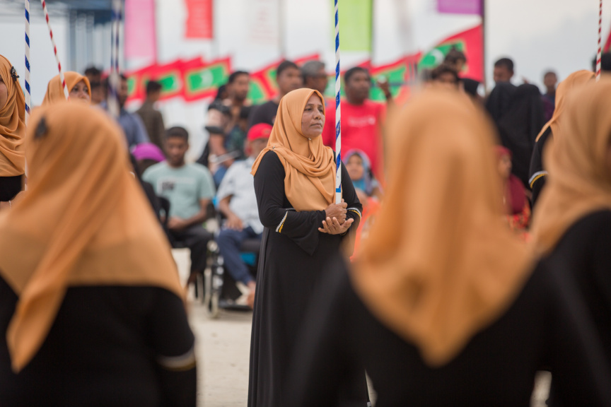 ފީއަލީ އީދު އުފާގެ ތެރެއިން، ދަފި ނެގުން: މި ހަރަކާތުގައި އަންހެނުން އަދި ފިރިހެނުންގެ ދަފި ނެގުން ކުރިއަށް ގެންދިޔަ --- ސަން ފޮޓޯ