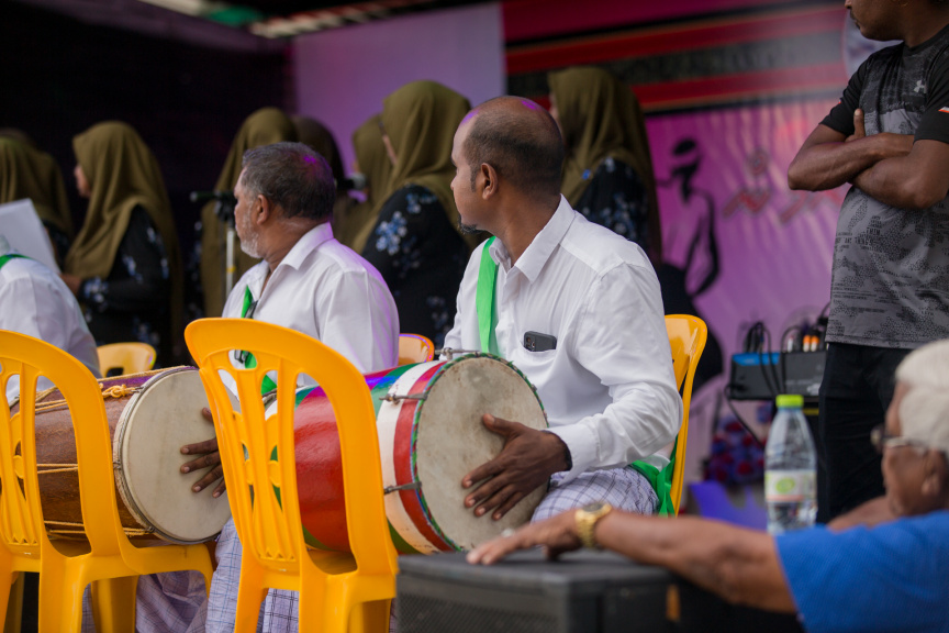 ފީއަލީ އީދު އުފާގެ ތެރެއިން، ދަފި ނެގުން: މި ހަރަކާތުގައި އަންހެނުން އަދި ފިރިހެނުންގެ ދަފި ނެގުން ކުރިއަށް ގެންދިޔަ --- ސަން ފޮޓޯ