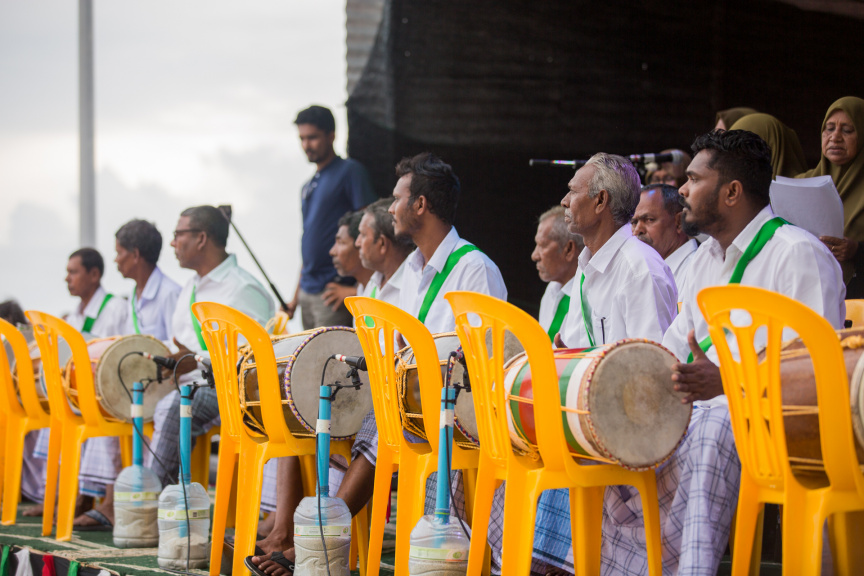 ފީއަލީ އީދު އުފާގެ ތެރެއިން، ދަފި ނެގުން: މި ހަރަކާތުގައި އަންހެނުން އަދި ފިރިހެނުންގެ ދަފި ނެގުން ކުރިއަށް ގެންދިޔަ --- ސަން ފޮޓޯ