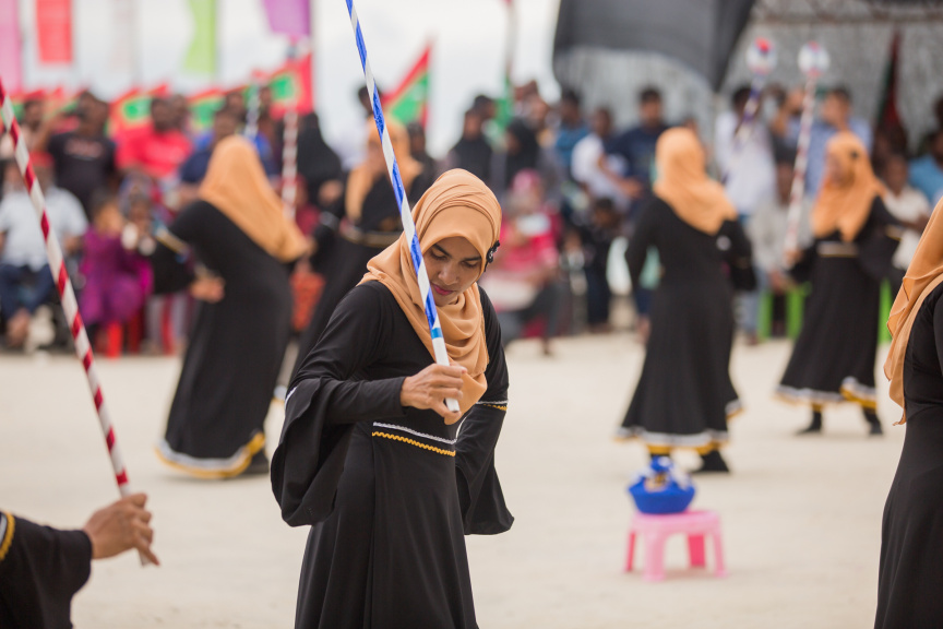 ފީއަލީ އީދު އުފާގެ ތެރެއިން، ދަފި ނެގުން: މި ހަރަކާތުގައި އަންހެނުން އަދި ފިރިހެނުންގެ ދަފި ނެގުން ކުރިއަށް ގެންދިޔަ --- ސަން ފޮޓޯ