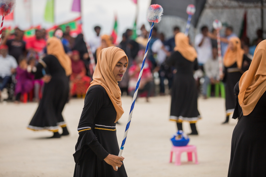 ފީއަލީ އީދު އުފާގެ ތެރެއިން، ދަފި ނެގުން: މި ހަރަކާތުގައި އަންހެނުން އަދި ފިރިހެނުންގެ ދަފި ނެގުން ކުރިއަށް ގެންދިޔަ --- ސަން ފޮޓޯ