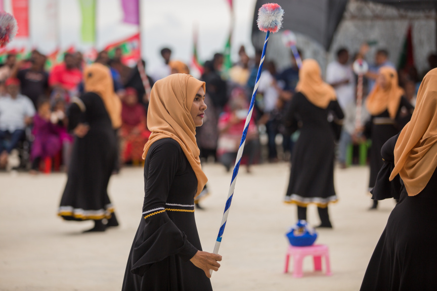 ފީއަލީ އީދު އުފާގެ ތެރެއިން، ދަފި ނެގުން: މި ހަރަކާތުގައި އަންހެނުން އަދި ފިރިހެނުންގެ ދަފި ނެގުން ކުރިއަށް ގެންދިޔަ --- ސަން ފޮޓޯ