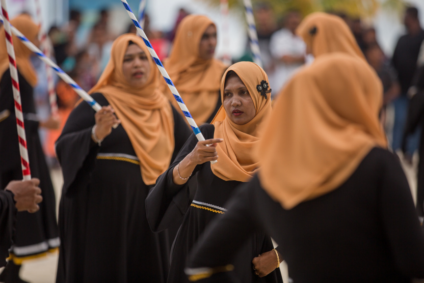 ފީއަލީ އީދު އުފާގެ ތެރެއިން، ދަފި ނެގުން: މި ހަރަކާތުގައި އަންހެނުން އަދި ފިރިހެނުންގެ ދަފި ނެގުން ކުރިއަށް ގެންދިޔަ --- ސަން ފޮޓޯ