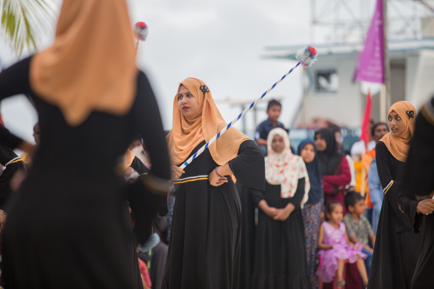 ފީއަލީ އީދު އުފާގެ ތެރެއިން، ދަފި ނެގުން: މި ހަރަކާތުގައި އަންހެނުން އަދި ފިރިހެނުންގެ ދަފި ނެގުން ކުރިއަށް ގެންދިޔަ --- ސަން ފޮޓޯ